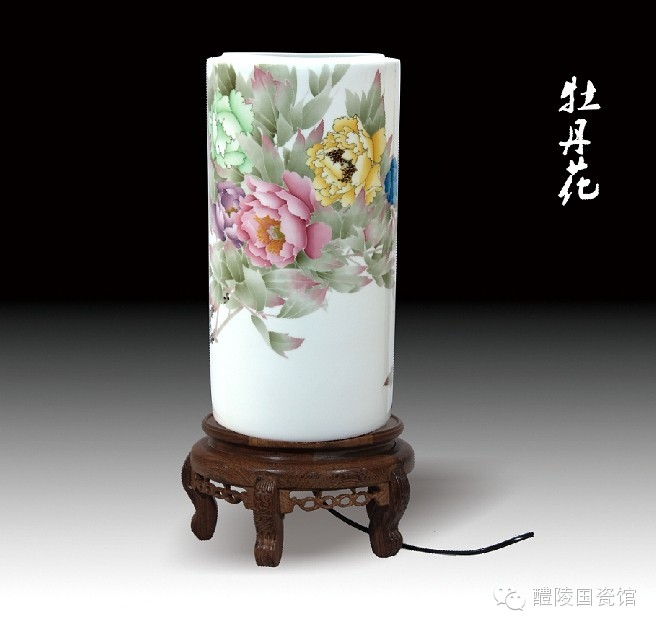 Porcelain small table lamp plays a big role, the Chinese porcelain small series teaches you to use ceramic lamps to illuminate the living home!