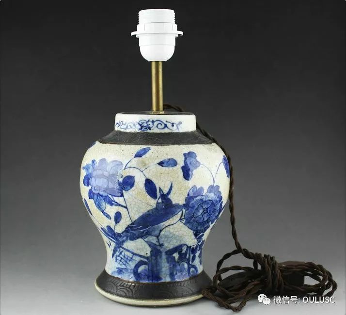 latest arrival [overseas return] late Qing brother glaze blue and white flower and bird porcelain table lamp pair into a year of production