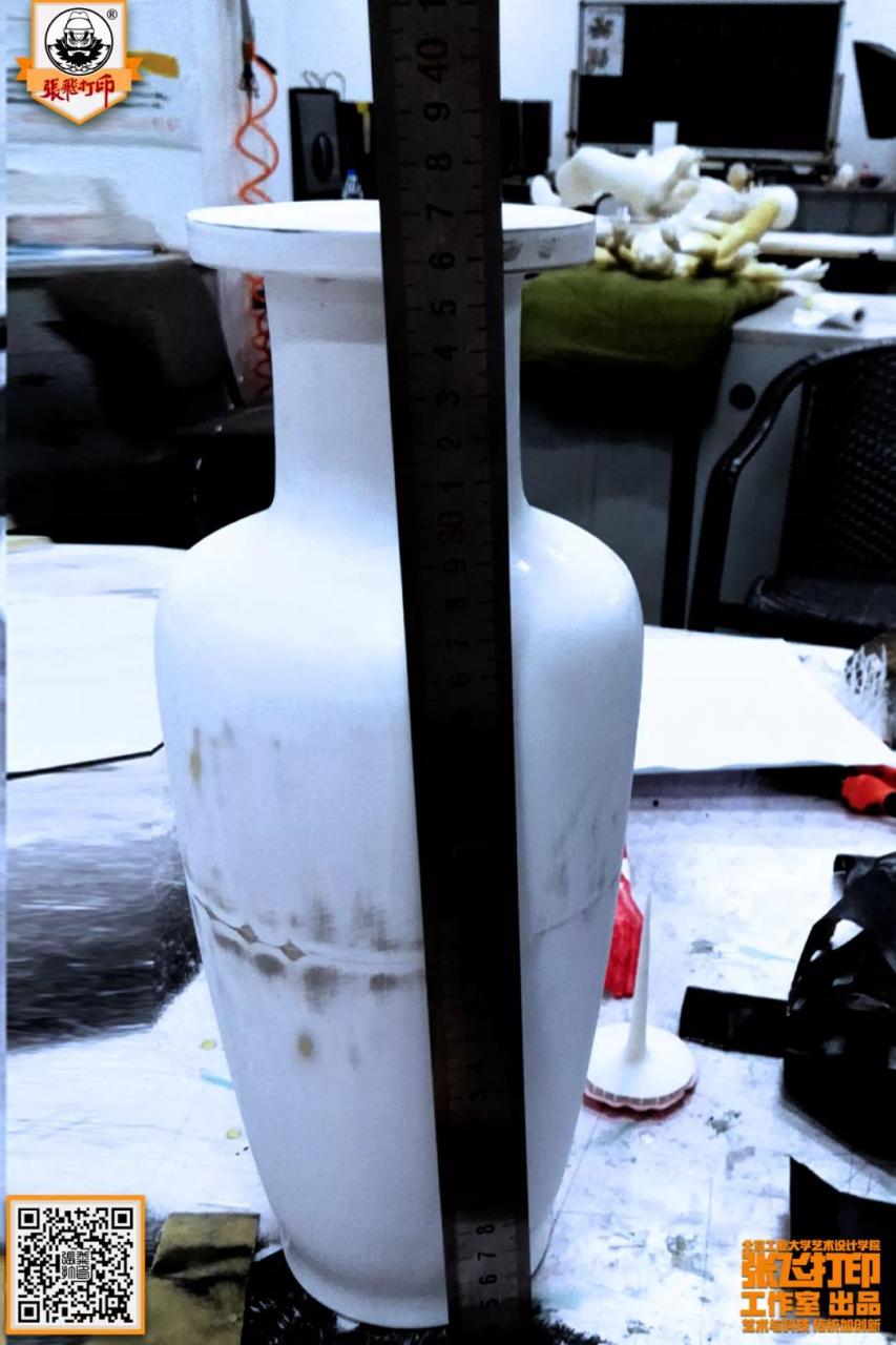 The value-for-money antique porcelain bottle has been converted into a lamp base and replaced with 3D printing technology for perfect preservation.