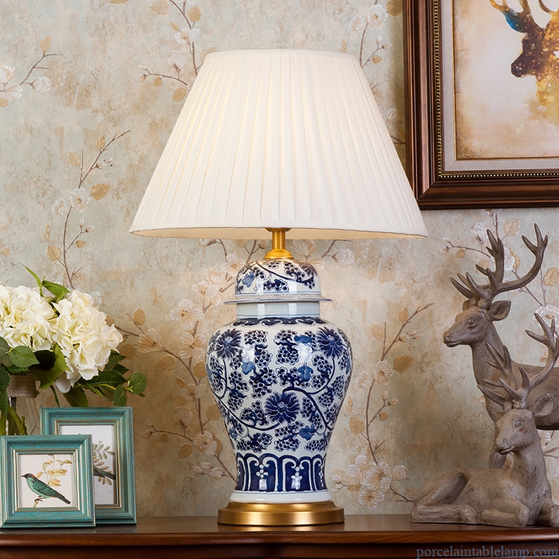  blue and white floral design porcelain table lamp